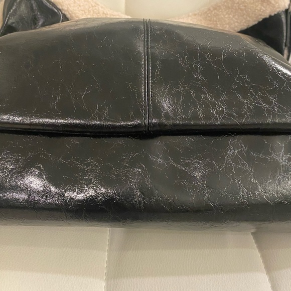 NWT, Steve Madden Black Patent & Sherpa Fur Trim Shoulder Bag w Wallet - Picture 4 of 11
